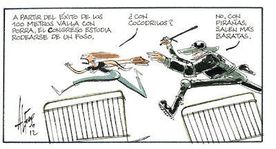 Los antidisturbios aporrean a quienes protestan contra el Congreso.