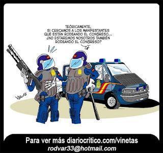 Los antidisturbios aporrean a quienes protestan contra el Congreso.