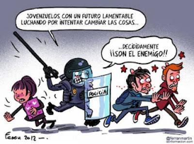 Los antidisturbios aporrean a quienes protestan contra el Congreso.