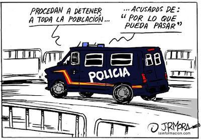 Los antidisturbios aporrean a quienes protestan contra el Congreso.