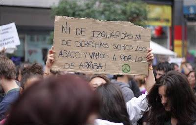 Los antidisturbios aporrean a quienes protestan contra el Congreso.