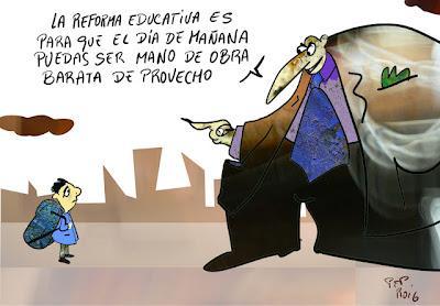 Los antidisturbios aporrean a quienes protestan contra el Congreso.