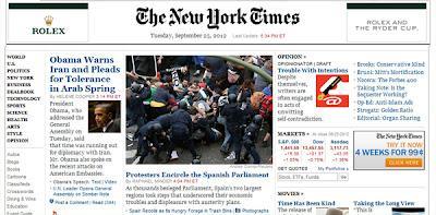 Los antidisturbios aporrean a quienes protestan contra el Congreso.