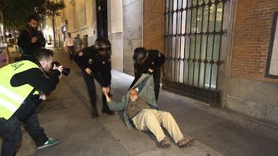 Los antidisturbios aporrean a quienes protestan contra el Congreso.