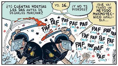 Los antidisturbios aporrean a quienes protestan contra el Congreso.