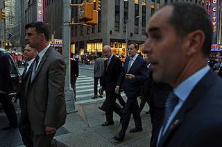 Los antidisturbios aporrean a quienes protestan contra el Congreso.