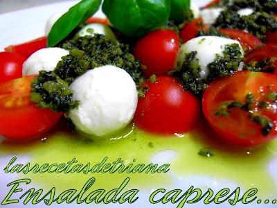 Ensalada caprese con tomates cherry y pesto de albahaca y nueces, cosecha propia.
