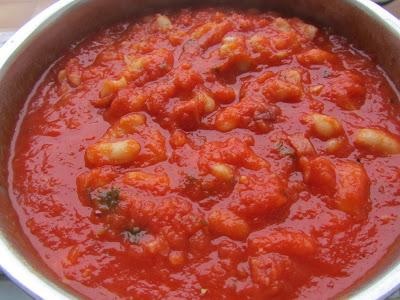 Alubias con tomate y jamón