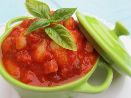 Alubias con tomate y jamón