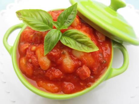 Alubias con tomate y jamón