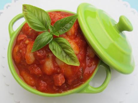 Alubias con tomate y jamón