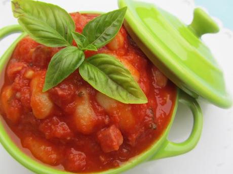 Alubias con tomate y jamón