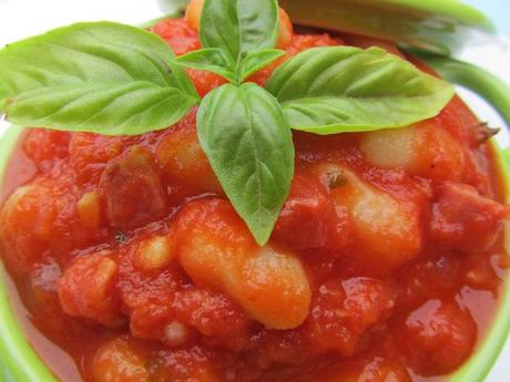 Alubias con tomate y jamón