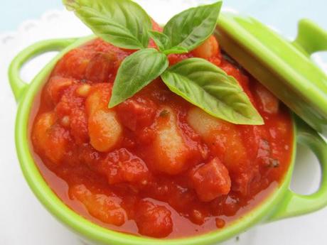 Alubias con tomate y jamón