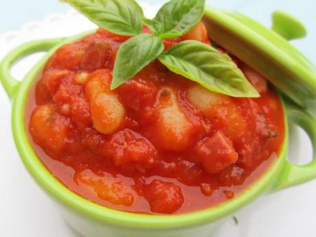 Alubias con tomate y jamón