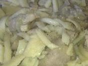 Carne salsa cebolla pasta fresca