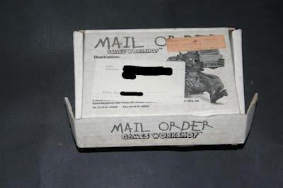 Parte superior de la caja postal de Games Workshop de 13x19x5 cm