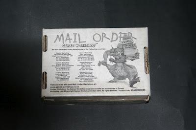 Parte inferior de la caja postal de Games Workshop de 13x19x5 cm