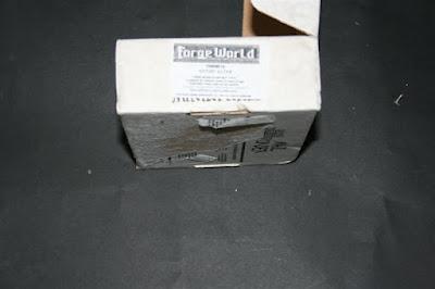 Caja postal de Games Workshop 12x18,5x4,5 cm con logotipo de ForgeWorld