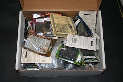 Contenido de la caja postal de Games Workshop de 26x35x12 cm