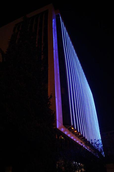 A-cero Projects Imágenes nocturnas de la fachada reformada de un emblemático edificio en Madrid