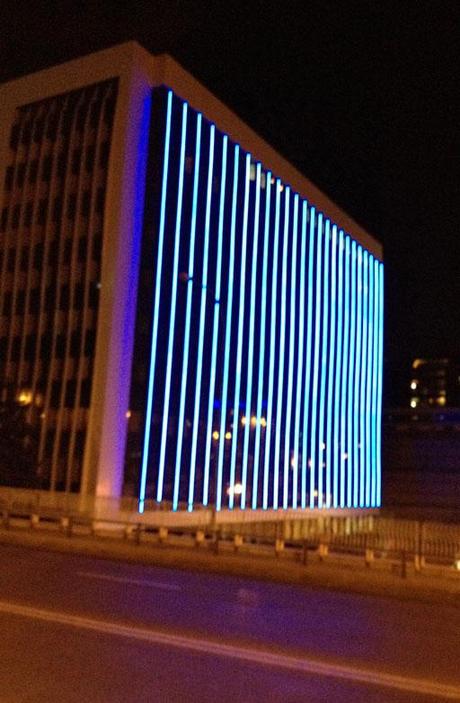 Imágenes nocturnas de la fachada reformada de un emblemático edificio en Madrid