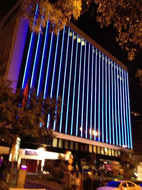 A-cero Projects Imágenes nocturnas de la fachada reformada de un emblemático edificio en Madrid