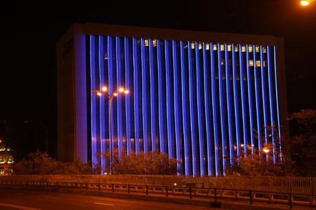 Imágenes nocturnas de la fachada reformada de un emblemático edificio en Madrid