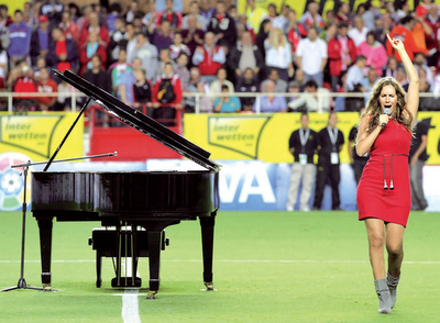 Himno del Sevilla FC a piano interpretando por María Toledo.