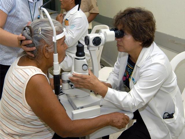 Tiene IMSS alta capacidad para solucionar problemas por cataratas