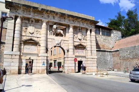 Puerta de ingreso a la ciudad amurallada de Zadar