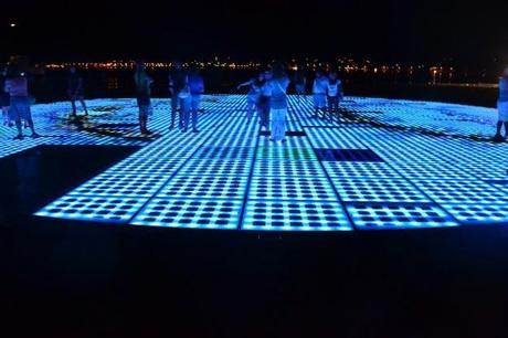 Círculo luminoso en la costanera de Zadar