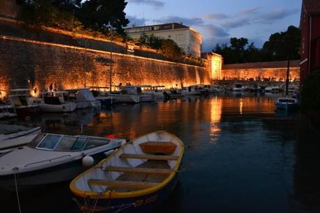 Murallas de Zadar de noche