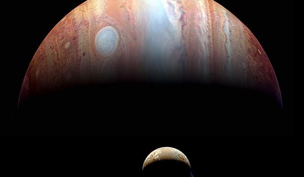 Júpiter e Io fotografiada por la nave espacial Nuevos Horizontes