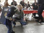 Mientras niños visten antidisturbios, Policía protesta contra políticos