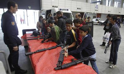 Mientras los niños se visten de antidisturbios, la Policía protesta contra los políticos.