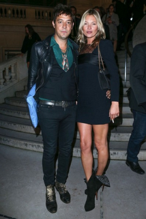 Salma Hayek y Kate Moss, dos musas de estilo en el front row de París