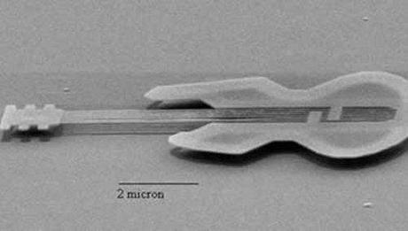 Creado el instrumento musical más pequeño del mundo: la primera nanoguitarra