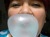 Desde caries hasta úlcera gástrica, principales consecuencias mascar chicle