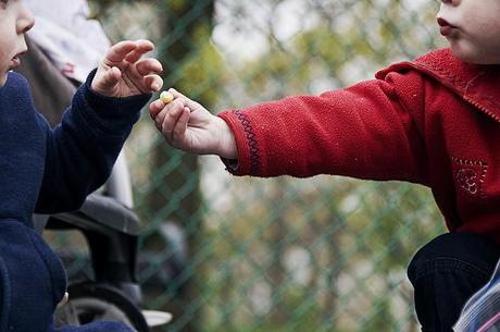 Dos niños compartiendo