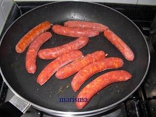 Salchichas rojas gratinadas