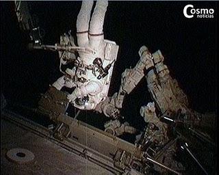 Completan segunda caminata espacial de la misión STS-132