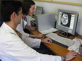 Neurólogos y neurocirujanos del Hospital Regional de Málaga valoran vía intranet pruebas radiológicas de pacientes de hospitales de la provincia