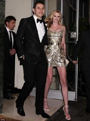 Lara Stone, una novia brillante, con un minivestido dorado de Givenchy