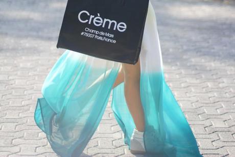 Long skirt and sneakers Blogger with long skirt and sneakers