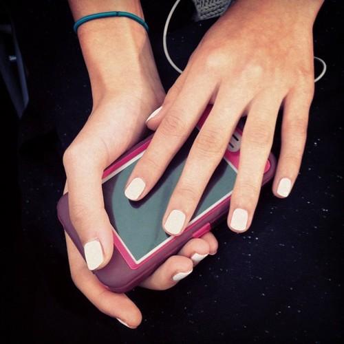 Trending topic: uñas blancas.