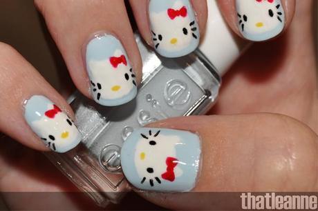 Uñas de Hello Kitty con la cara