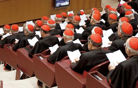 obispos en el Aula Sinodal en el Vaticano