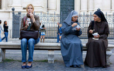 Roma prohíbe comer en la calle