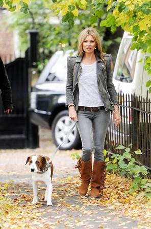 Kate Moss, doble denim   y botas apache de Mango. Consíguelas aquí